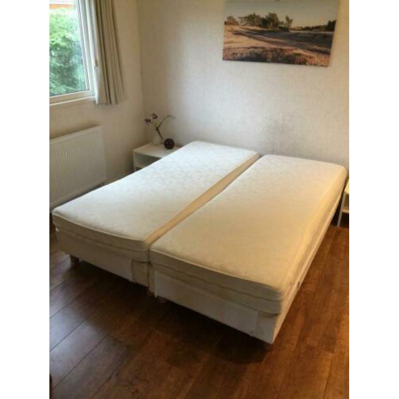 Boxspring met nachtkastjes - gratis ophalen