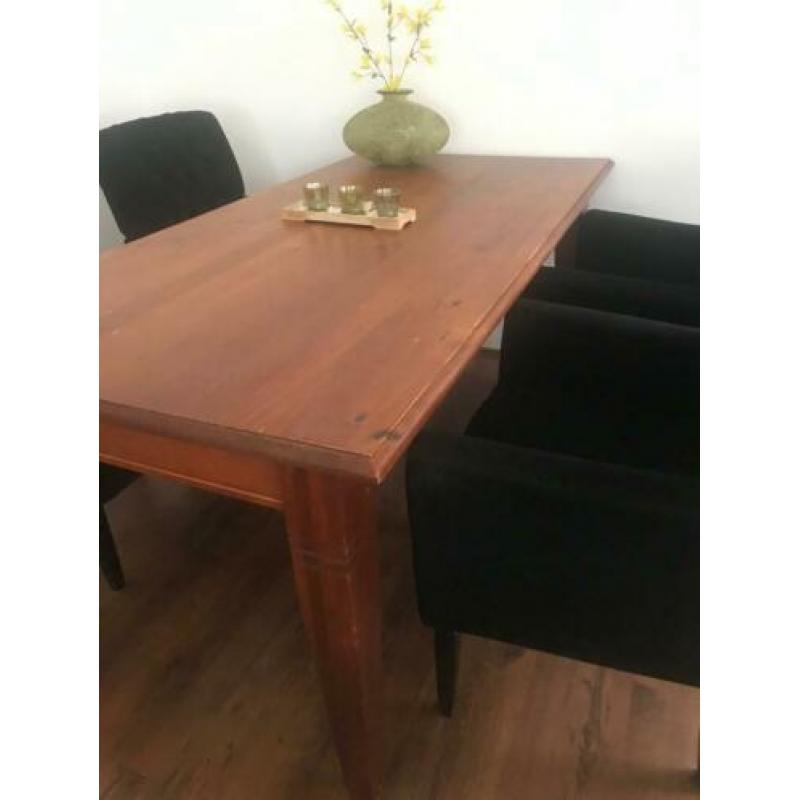 Eettafel en stoelen