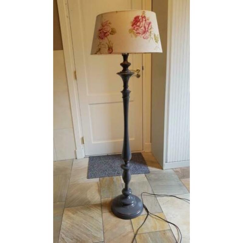 staande lamp, lampenkap en voet, landelijk, brocante lamp