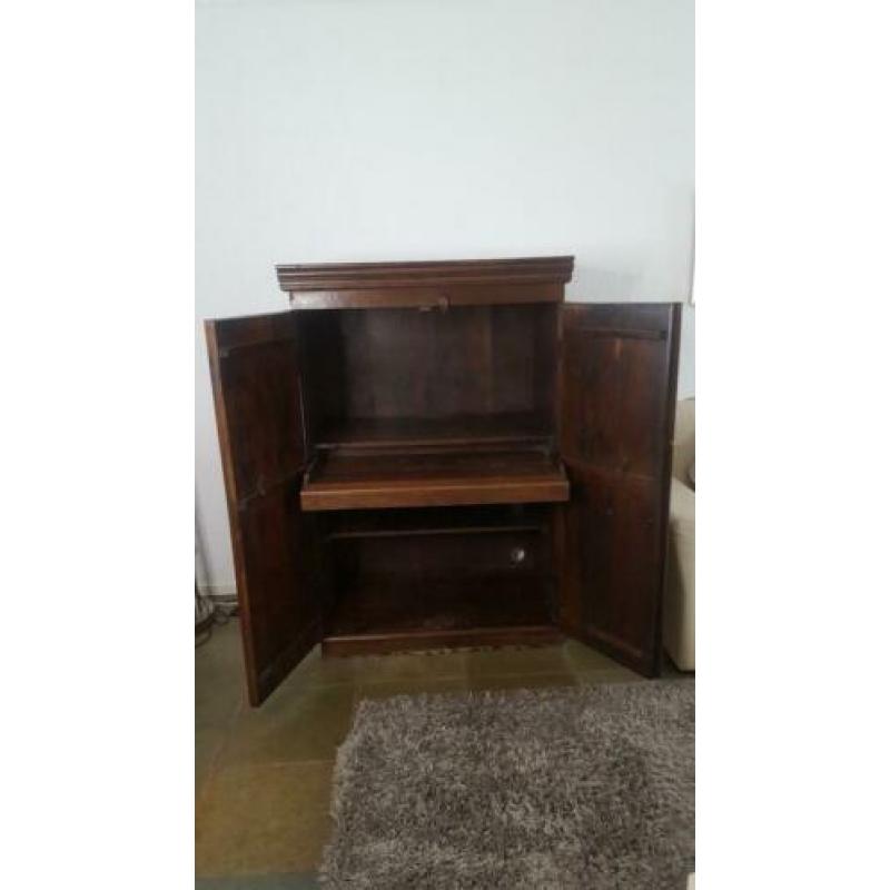 Koloniaal houten computerkast