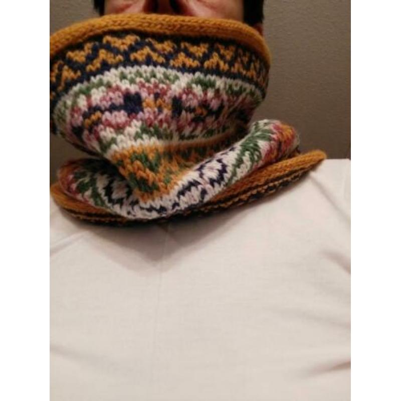 T.k. dames col/sjaal. Hand gebreid met fair isle motieven