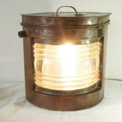 Scheepslamp van rood koper. Inclucief het bakboord glaasje.