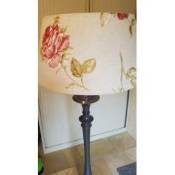 staande lamp, lampenkap en voet, landelijk, brocante lamp