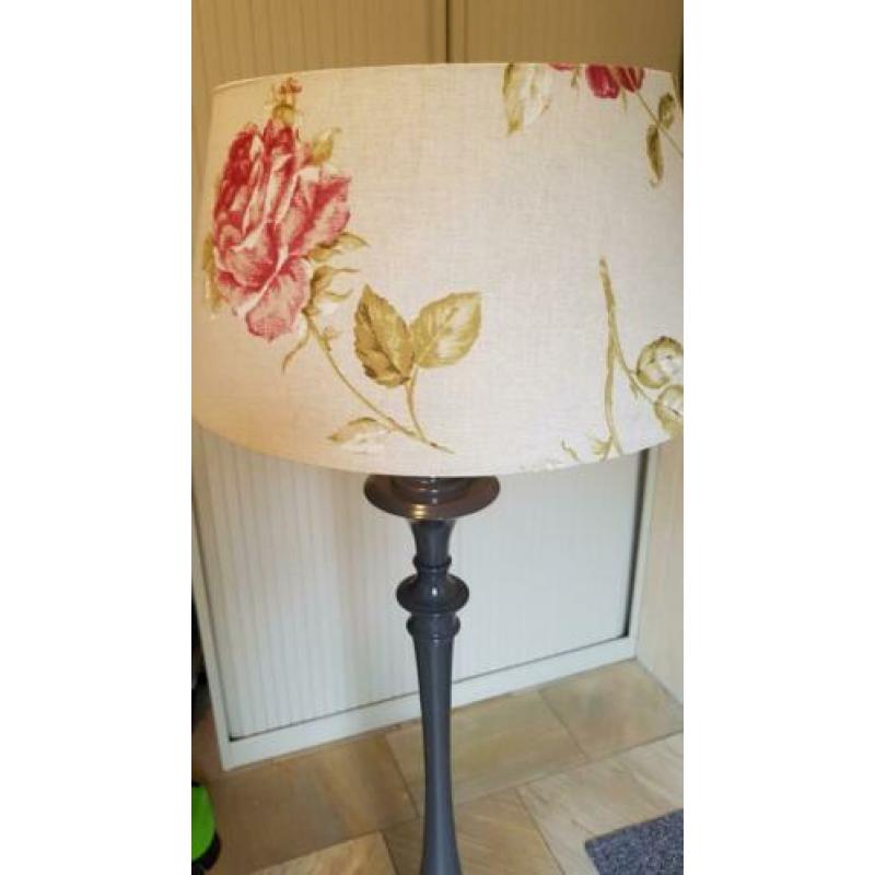 staande lamp, lampenkap en voet, landelijk, brocante lamp