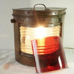 Scheepslamp van rood koper. Inclucief het bakboord glaasje.