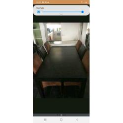 Zwarte uitschuifbare eettafel