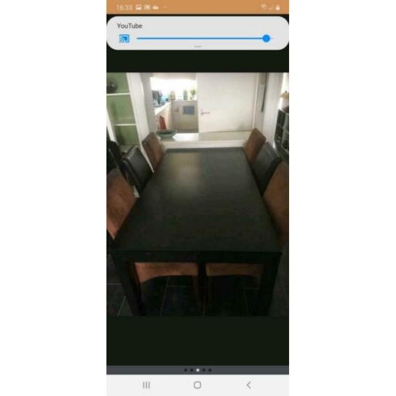 Zwarte uitschuifbare eettafel