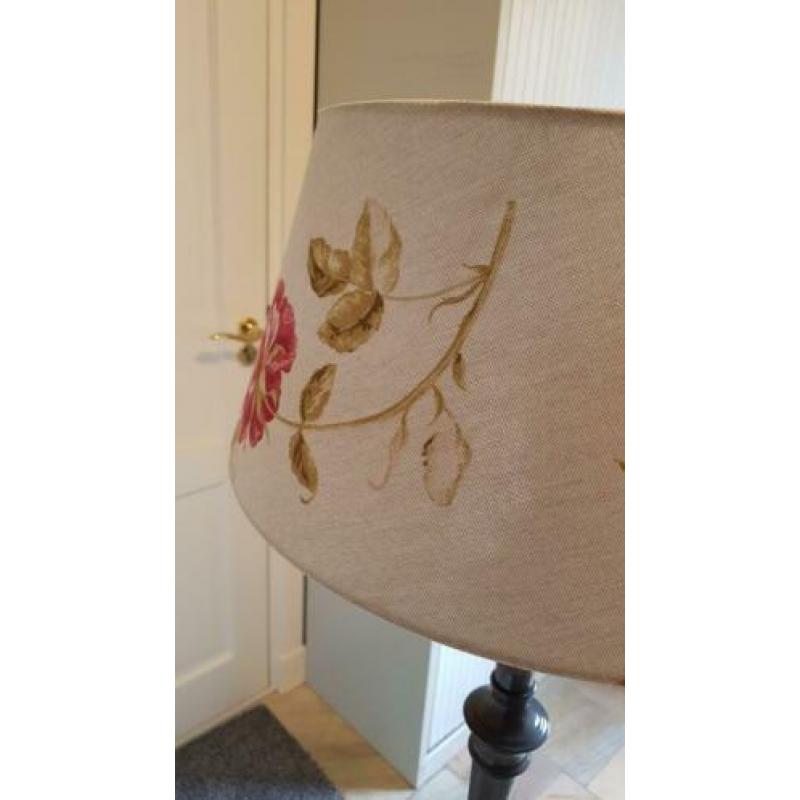 staande lamp, lampenkap en voet, landelijk, brocante lamp