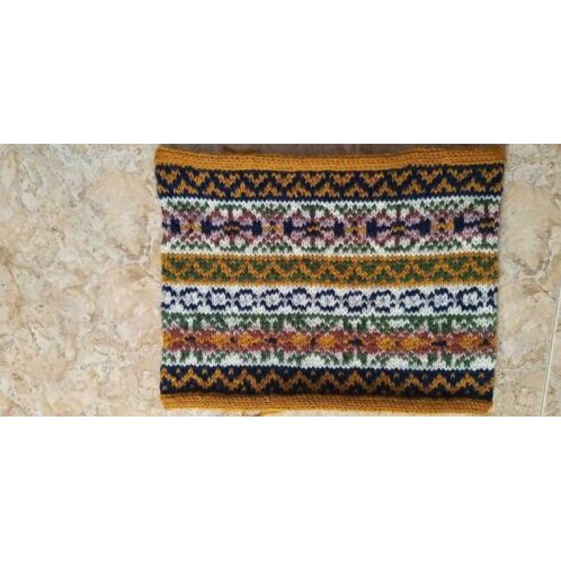 T.k. dames col/sjaal. Hand gebreid met fair isle motieven