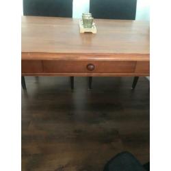 Eettafel en stoelen