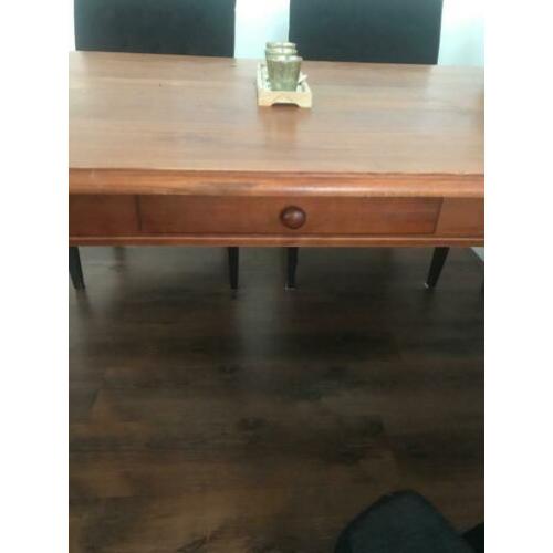 Eettafel en stoelen
