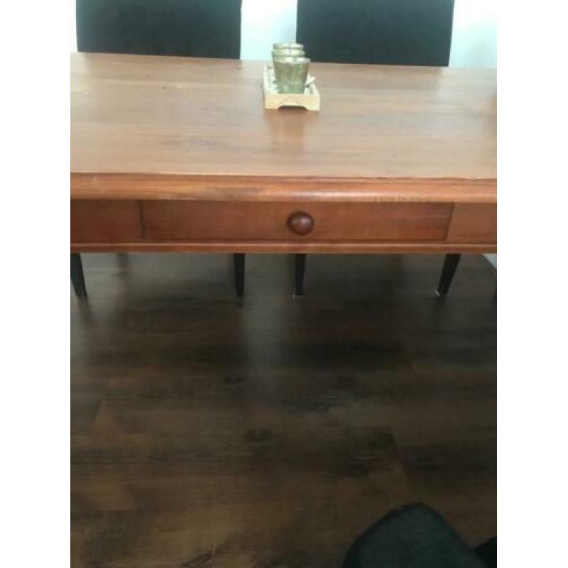 Eettafel en stoelen