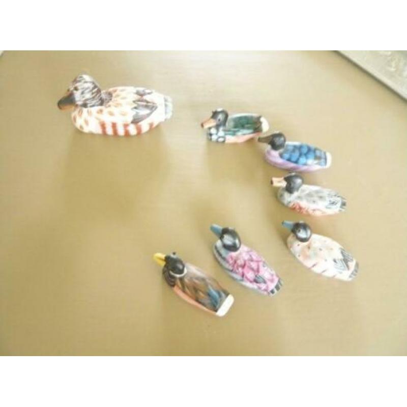 Zeven houten eendjes, decoratie