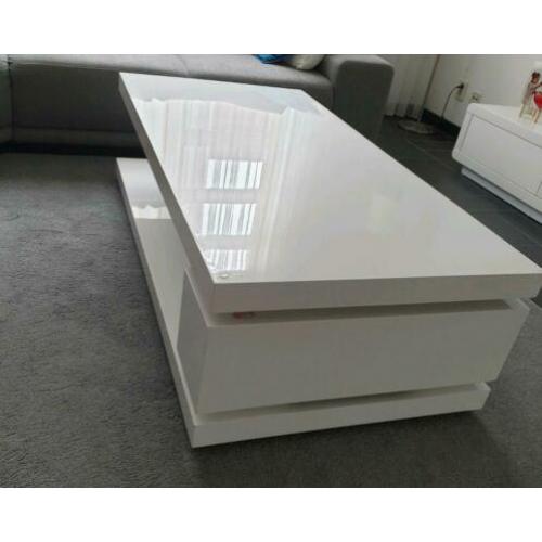 Hoogglans wit salon tafel.