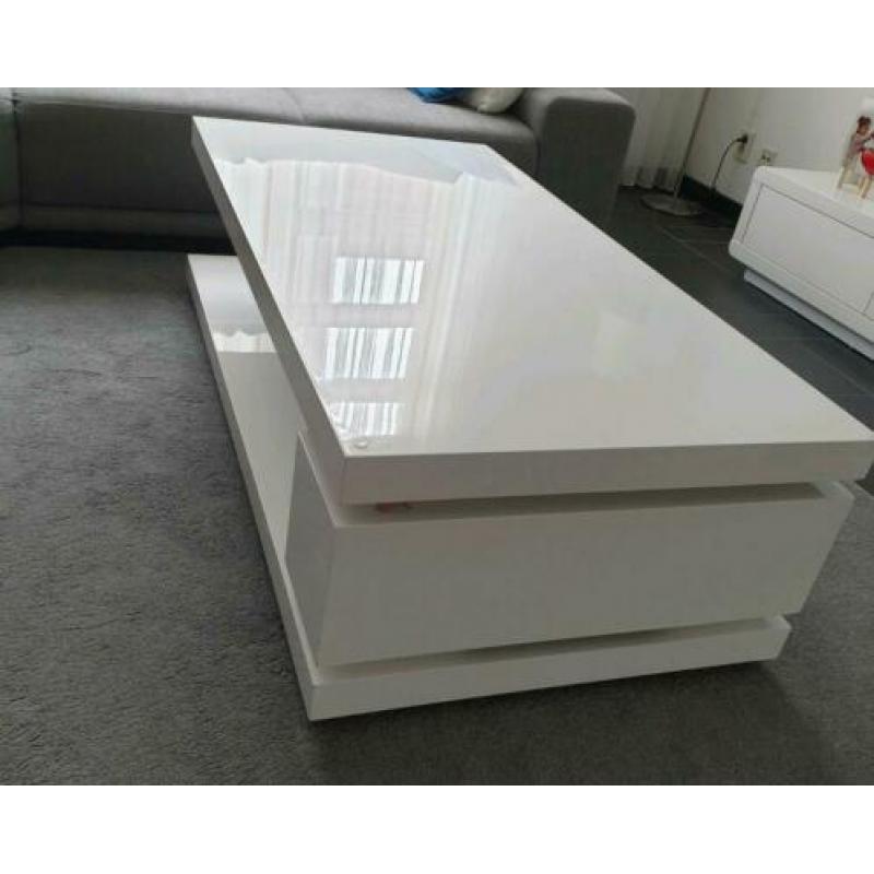 Hoogglans wit salon tafel.