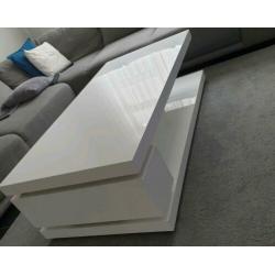 Hoogglans wit salon tafel.