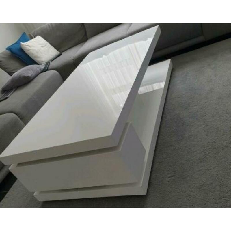 Hoogglans wit salon tafel.