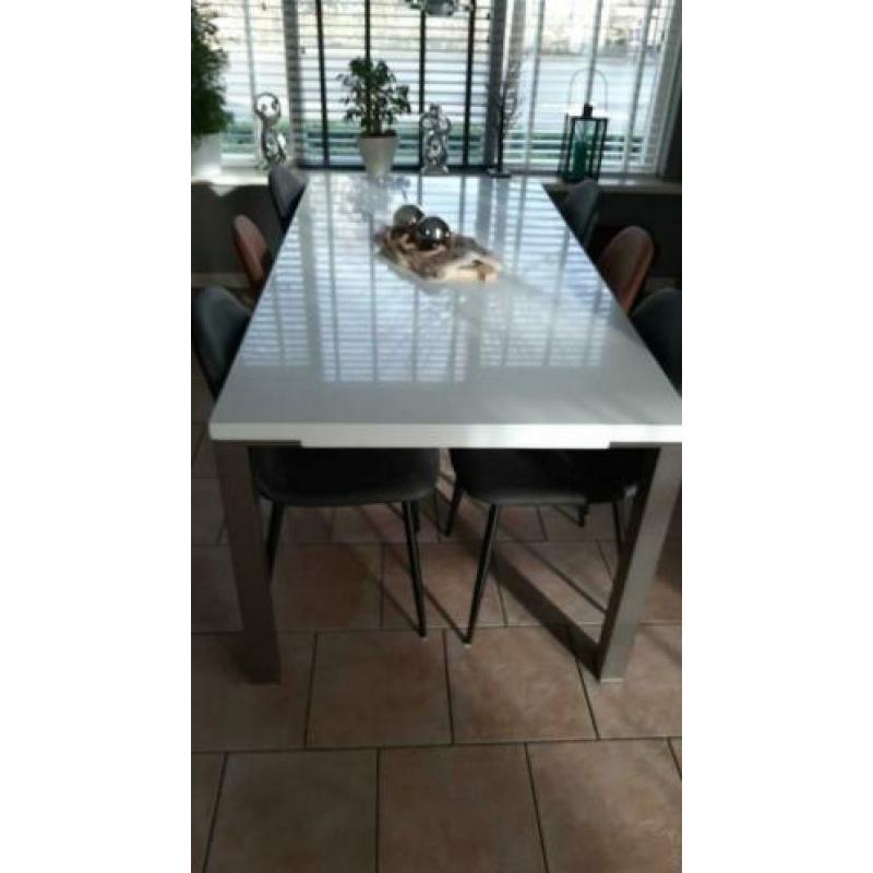 witte tafel.