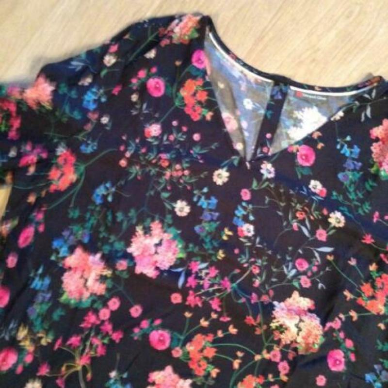 Nieuw blouse v hals en volant mouwen mt 42-44 (b.36)
