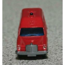 Mercedes 200 brandweerambulance. Producent: Wiking.