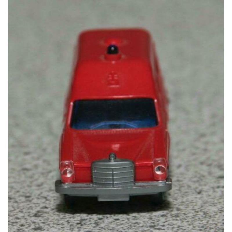 Mercedes 200 brandweerambulance. Producent: Wiking.