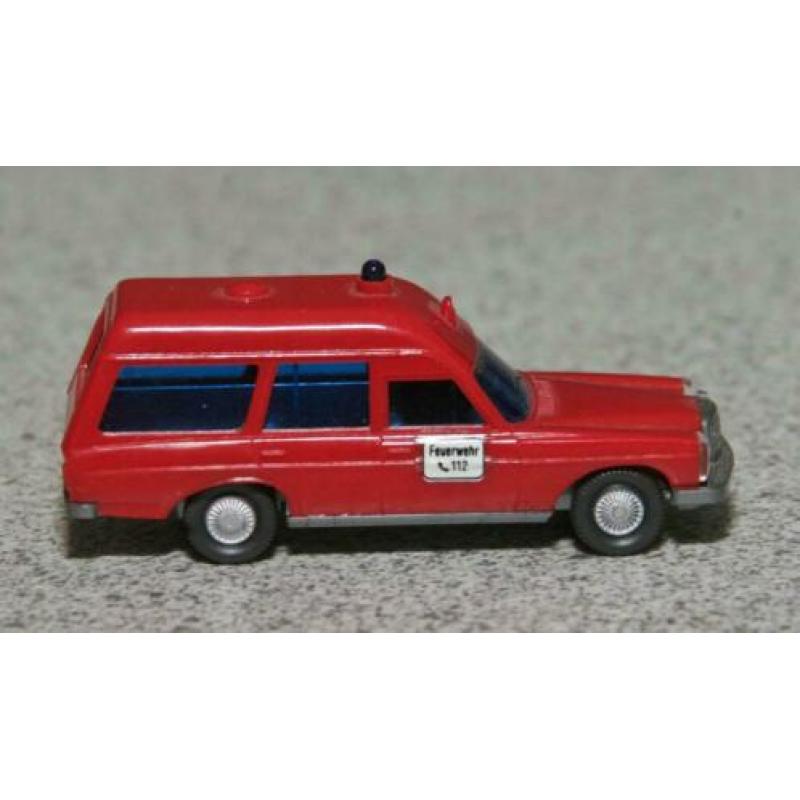 Mercedes 200 brandweerambulance. Producent: Wiking.