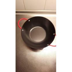 2 nieuwe wokpannetjes met deksel in doos