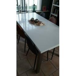witte tafel.