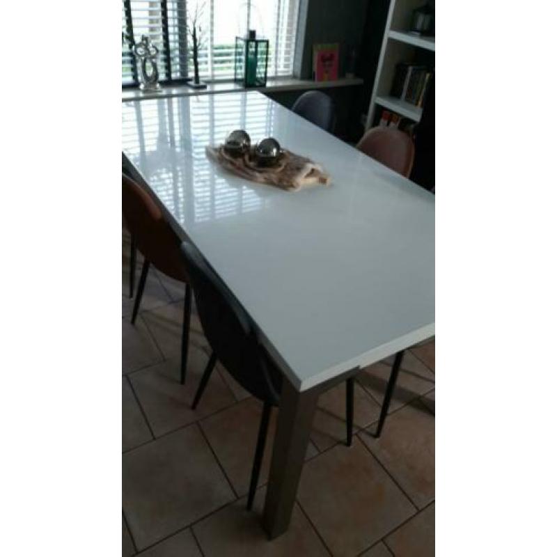 witte tafel.