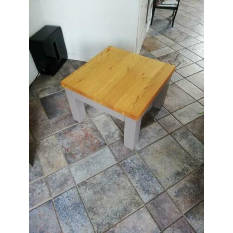 Eiken bijzettafel. In prima staat.