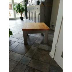 Eiken bijzettafel. In prima staat.
