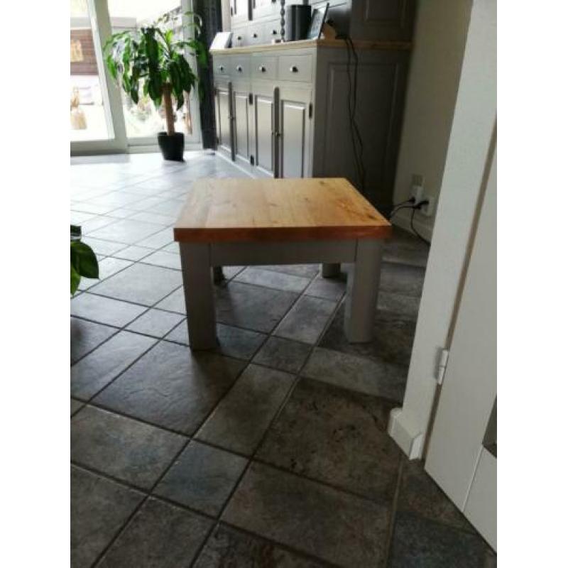 Eiken bijzettafel. In prima staat.