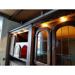 Houten woonkamerkast 4 delen met vitrine en verlichting
