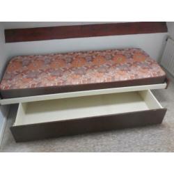 bed met lade en z.g.a.n matras 17.50 euro
