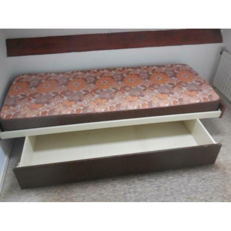 bed met lade en z.g.a.n matras 17.50 euro