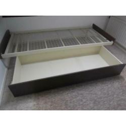 bed met lade en z.g.a.n matras 17.50 euro