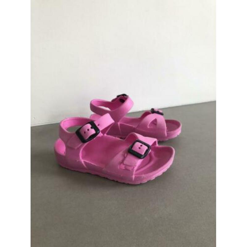 Roze sandaaltjes/waterschoentjes maat 27