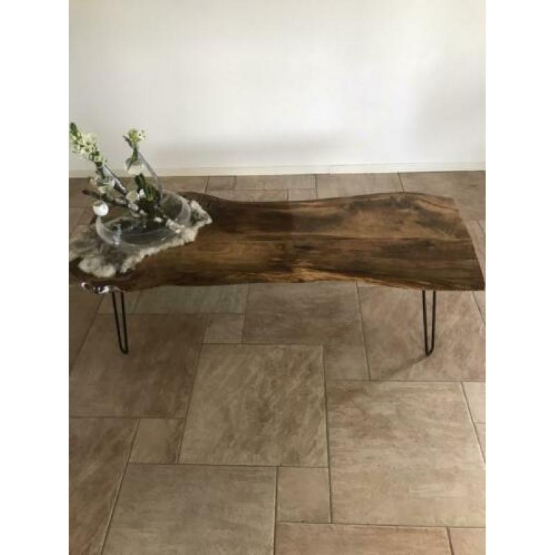 Een mooie salontafel van epoxy