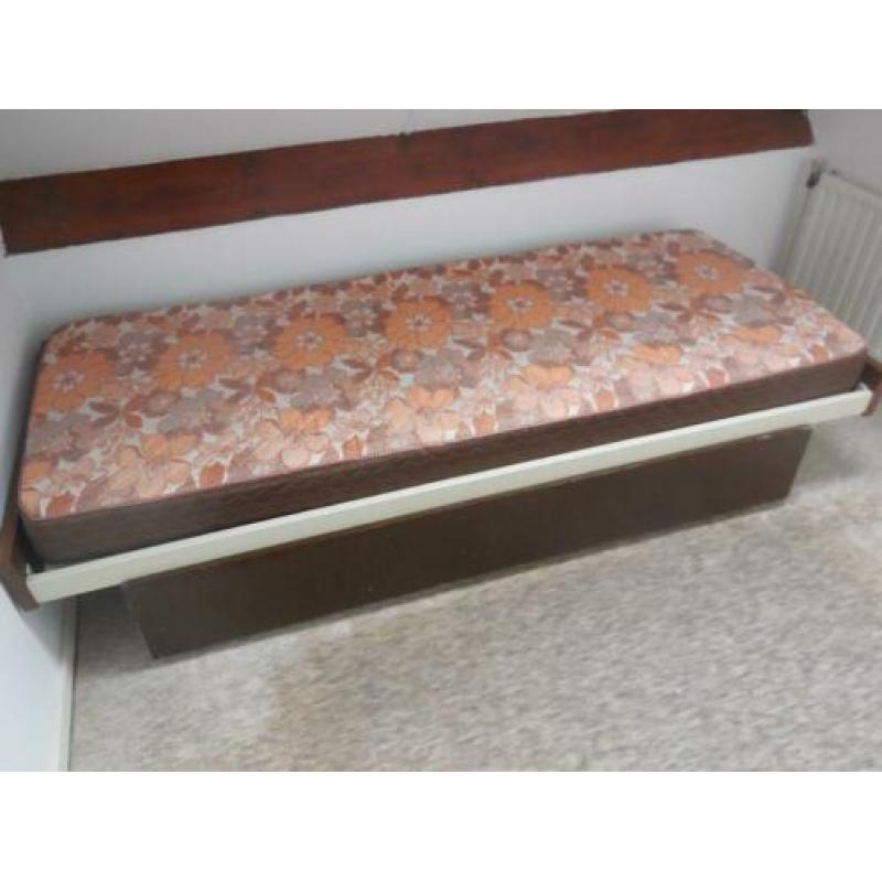 bed met lade en z.g.a.n matras 17.50 euro