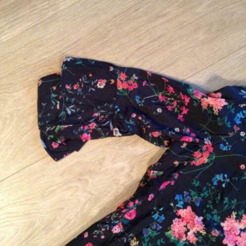 Nieuw blouse v hals en volant mouwen mt 42-44 (b.36)