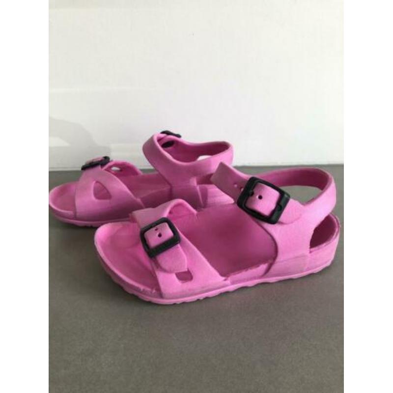 Roze sandaaltjes/waterschoentjes maat 27