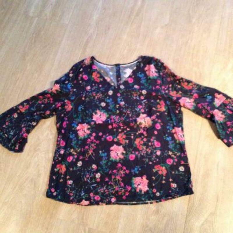 Nieuw blouse v hals en volant mouwen mt 42-44 (b.36)