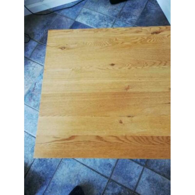 Eiken bijzettafel. In prima staat.
