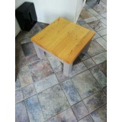 Eiken bijzettafel. In prima staat.