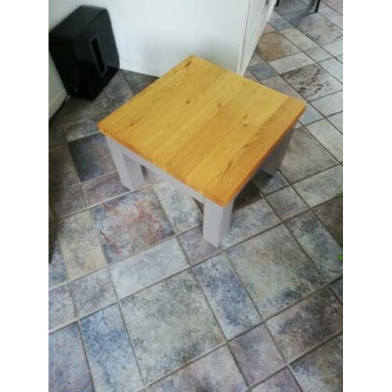 Eiken bijzettafel. In prima staat.