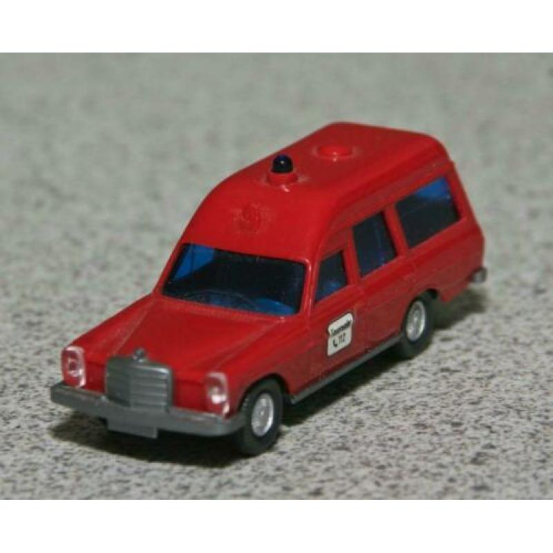 Mercedes 200 brandweerambulance. Producent: Wiking.