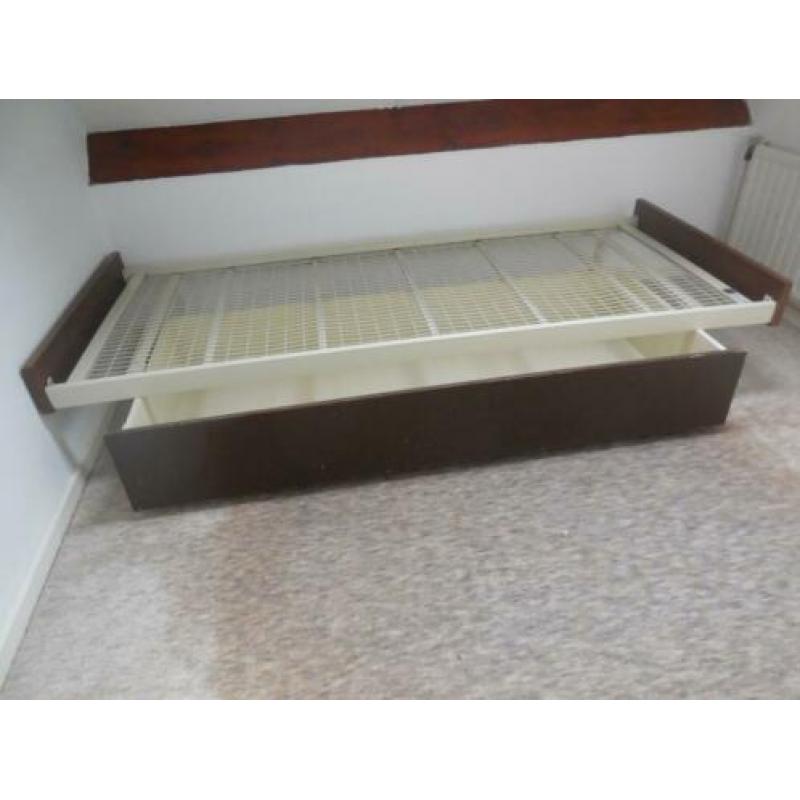 bed met lade en z.g.a.n matras 17.50 euro