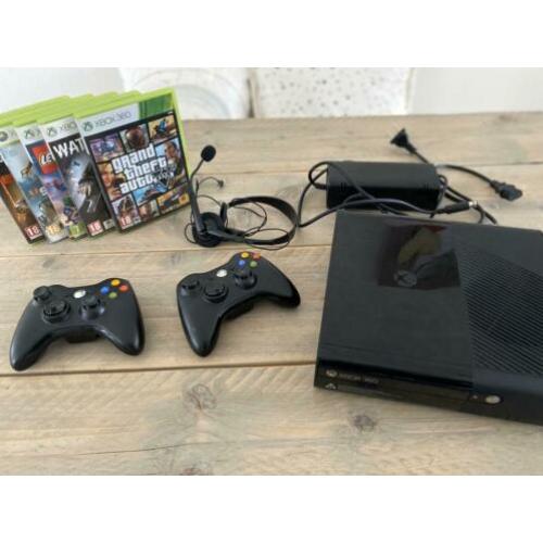 Xbox 360 compleet met 2 controllers, headset en 5 spellen