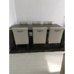 Eettafel en stoelen