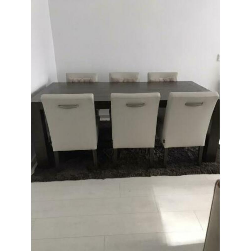 Eettafel en stoelen